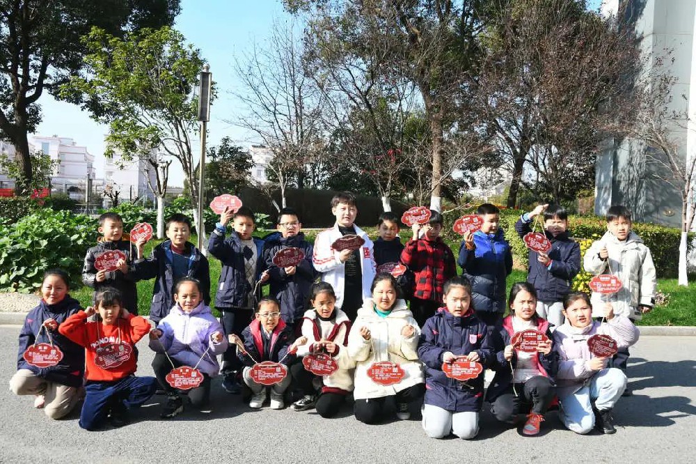 【小学部】一枝一叶总关情，一草一木都有名——LFIS小学部开展我为小树挂牌活动