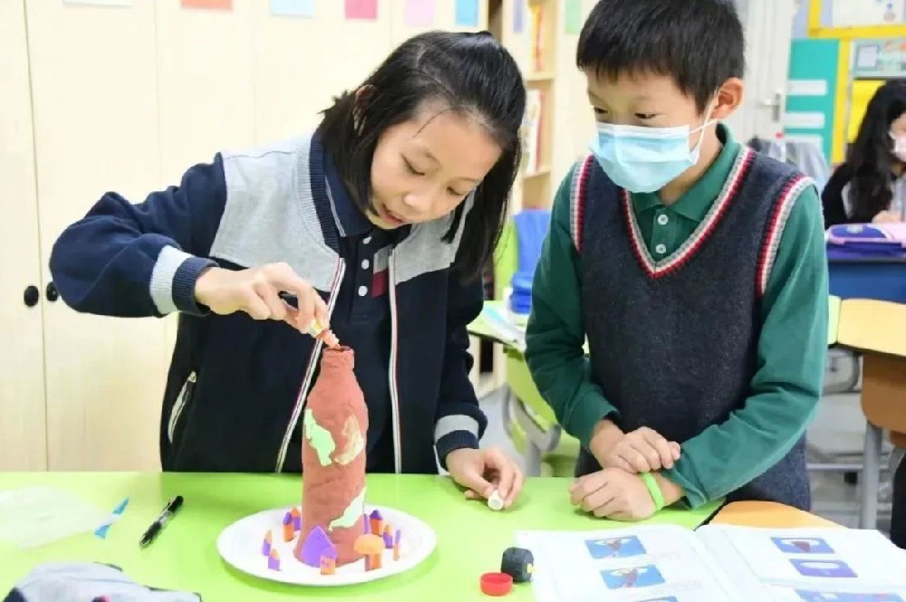 “学中玩，玩中学”，看梁丰双语怎么玩转科学课